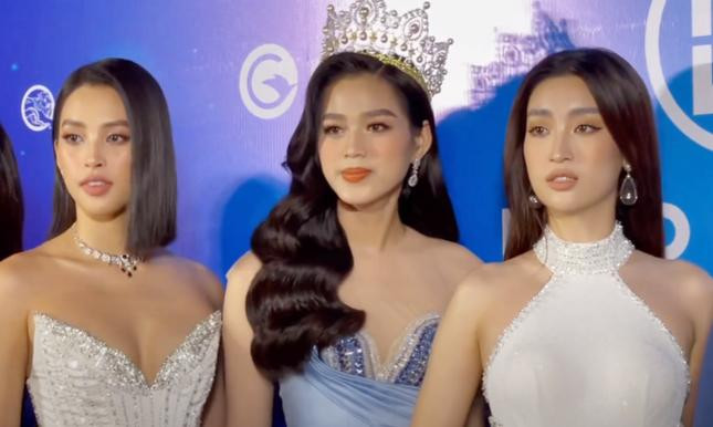 br/> Mới đây, mạng xã hội xôn xao trước đoạn clip được cho là Đỗ Mỹ Linh từng gây bất hòa, có thái độ chảnh chọe với đàn em Đỗ Thị Hà. Cụ thể, tại một sự kiện họp báo Hoa hậu, khi chụp ảnh trên thảm đỏ, Đỗ Mỹ Linh được cho là hất tay Đỗ Thị Hà, có thái độ không thân với chị em.