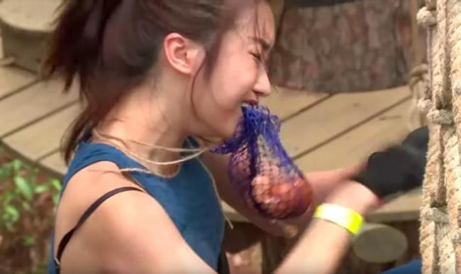 Trước đó, mỹ nhân Hà thành cũng nhiều lần diện trang phục khoét ngực táo bạo.