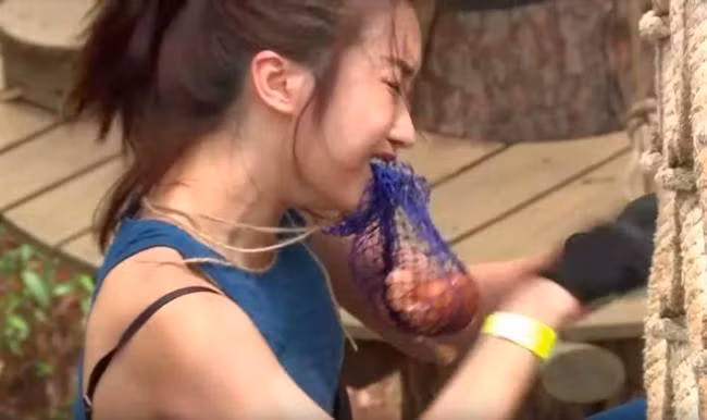 Trước đó, mỹ nhân Hà thành cũng nhiều lần diện trang phục khoét ngực táo bạo.