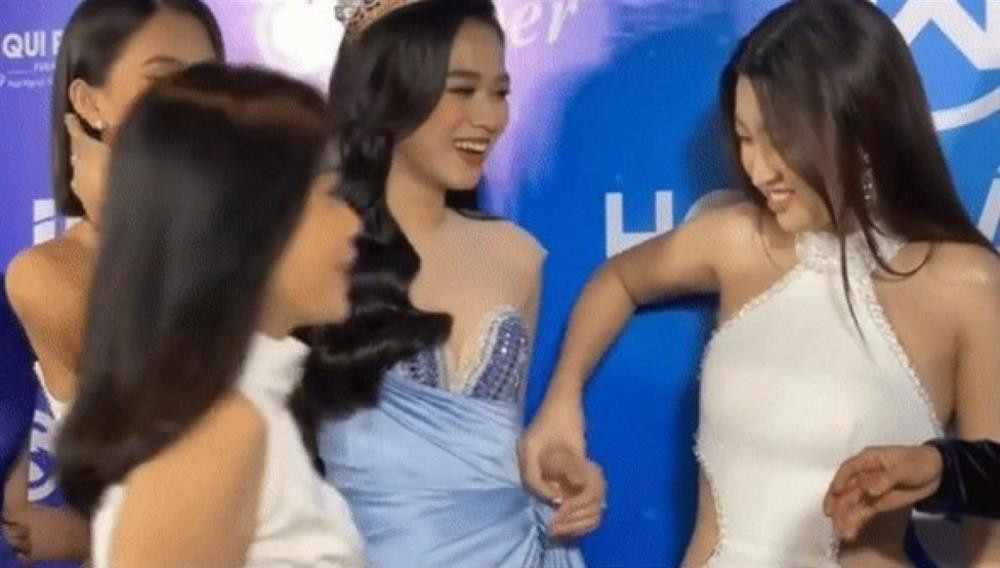 Trước thông tin này, Hoa hậu Việt Nam 2016 đã chính thức lên tiếng phản hồi. "Mọi người nghĩ mình hất tay Hà, 'miss hất tay, ma cũ bắt nạt ma mới', thái độ, chảnh chọe nhưng thực tế là chị em mình đang đùa nhau các bạn ạ. Hôm đó mình mặc đầm khoét eo nên tay Hà lạnh sờ vào eo mình, mình cảm thấy buồn thôi. Và rõ ràng trong clip mình cầm tay Hà bỏ ra và hai chị em cười tươi như thế này mà nỡ bảo mình thái độ với em ấy".