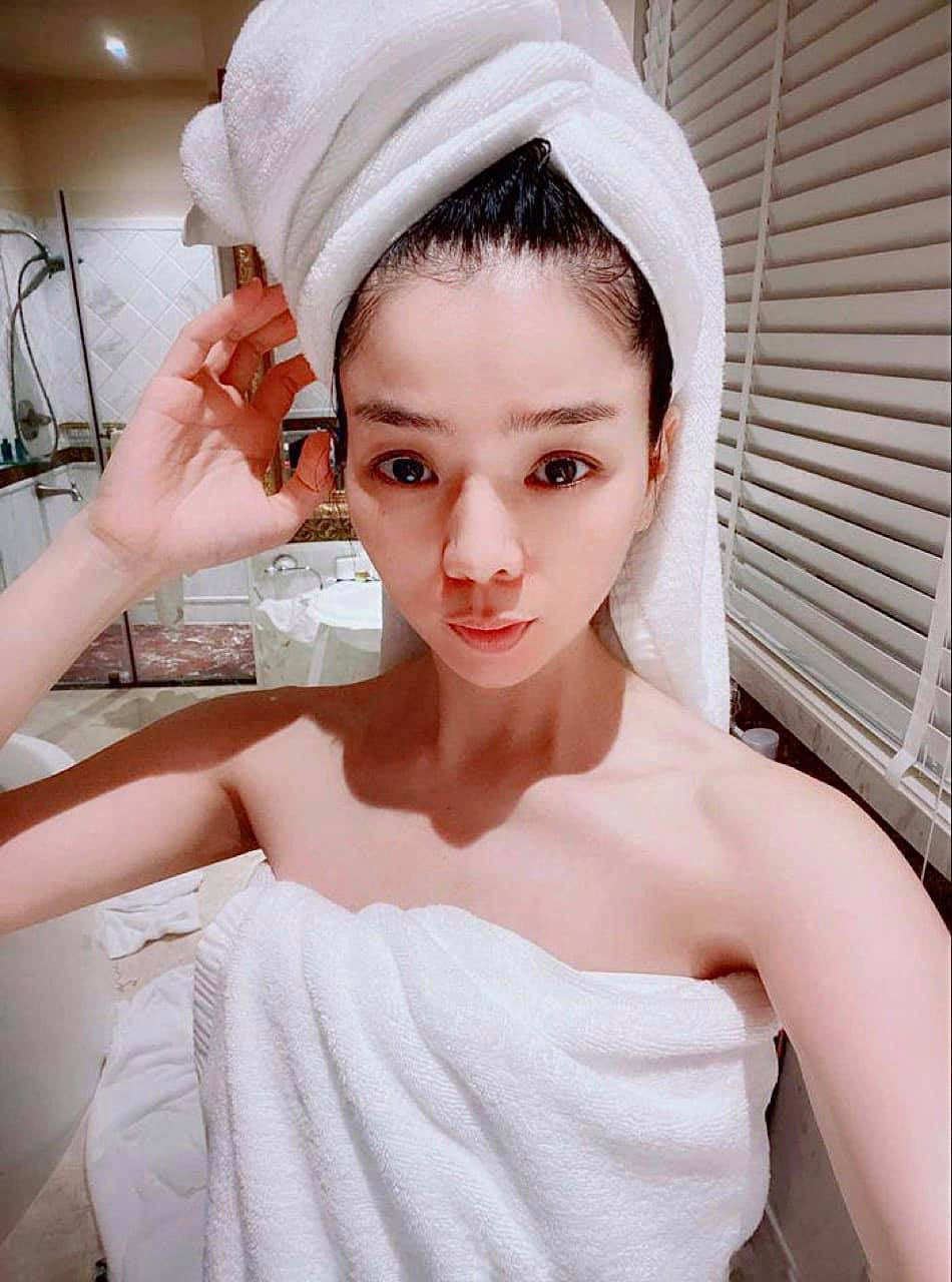  Lệ Quyên viết: "Điểm hấp dẫn của bạn chính là bản gốc rất đỗi bình thường ấy chứ không phải những thứ loè loẹt, hào nhoáng. Và giữ được người bên cạnh mình cũng là vì bạn đáng yêu như thế. Hãy tự tin rằng, không nhan sắc nào đẹp mãi với thời gian. Đừng bị thanh xuân ám ảnh vì những thứ vĩnh viễn còn mãi là sự hay ho nằm trong tư duy sâu thẳm của tâm hồn".