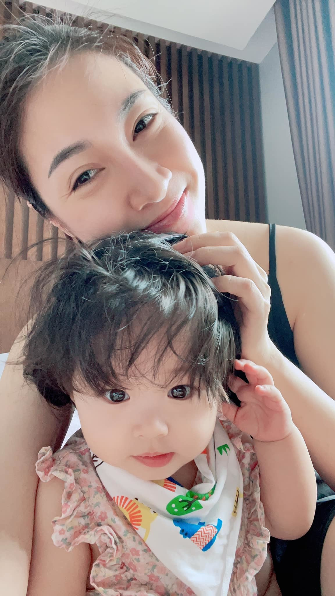 Pha Lê trìu mến chơi cùng con.