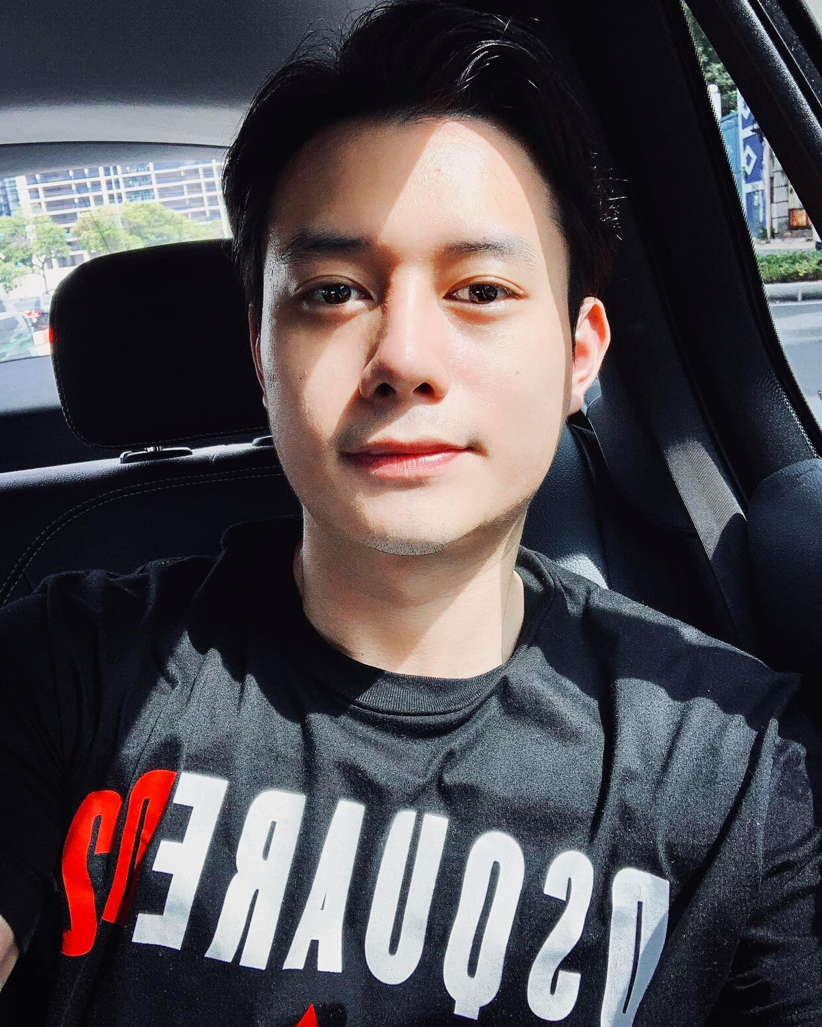 Diễn viên Anh Dũng đăng ảnh điển trai.