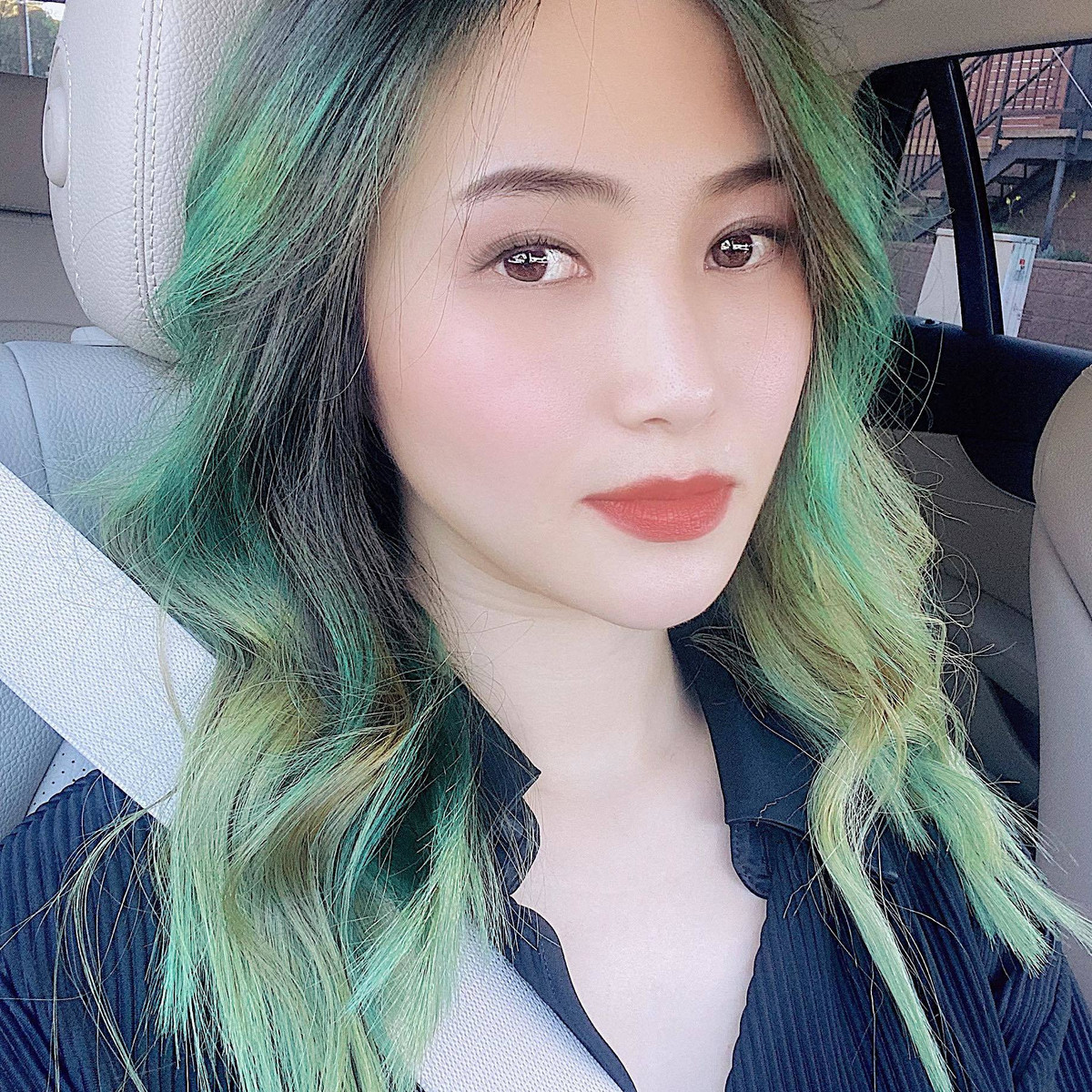 Hương Tràm trông lạ lẫm với tóc mới.