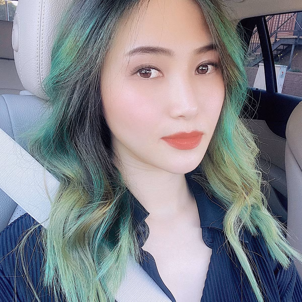 Hương Tràm trông lạ lẫm với tóc mới.