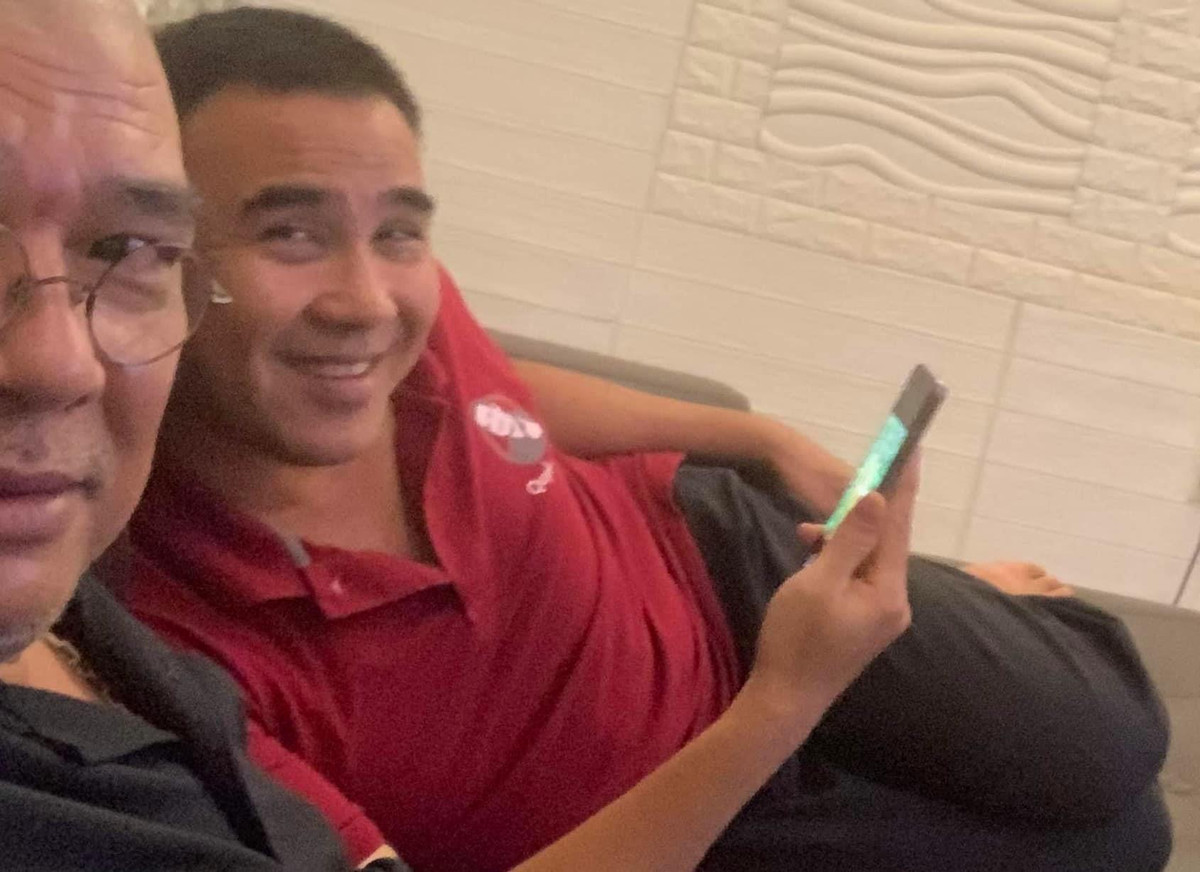 Sao Việt hôm nay 30/7: Lê Tuấn Anh đăng ảnh Quyền Linh dựa vào mình đầy tình cảm.