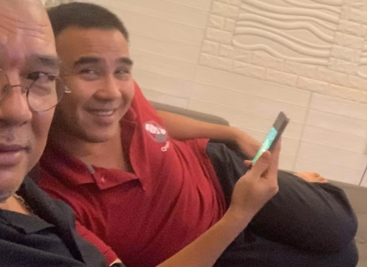 Sao Việt hôm nay 30/7: Lê Tuấn Anh đăng ảnh Quyền Linh dựa vào mình đầy tình cảm.