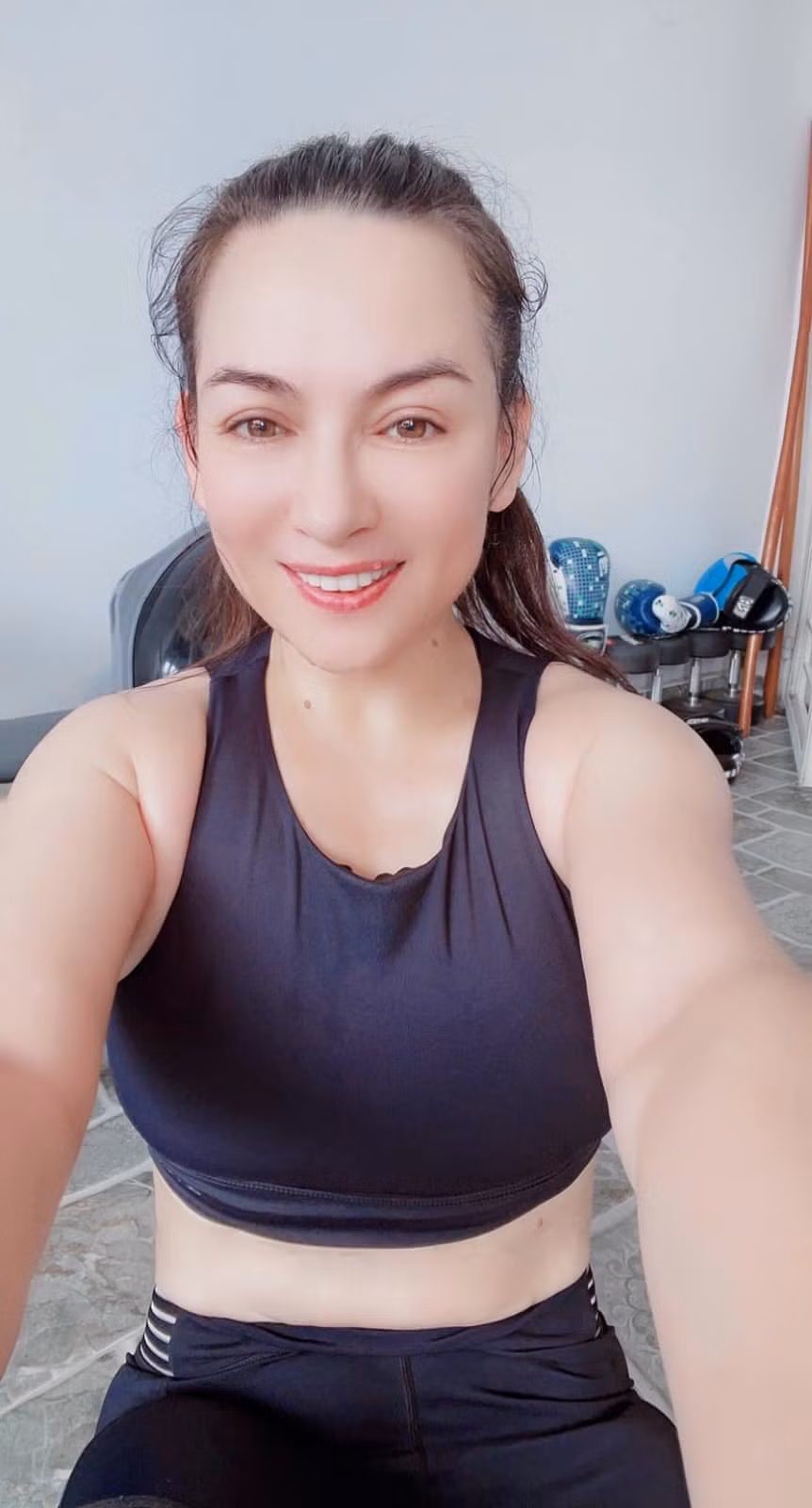 Vòng eo gọn gàng của Phi Nhung tuổi U50.