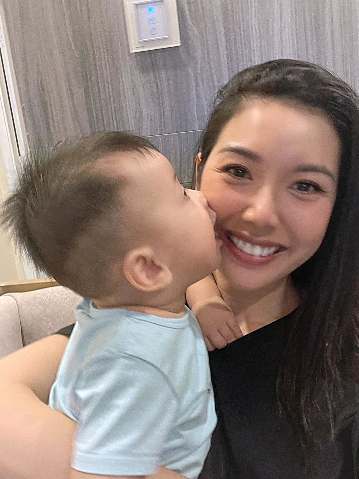 Quý tử nhà Thúy Vân quấn mẹ.