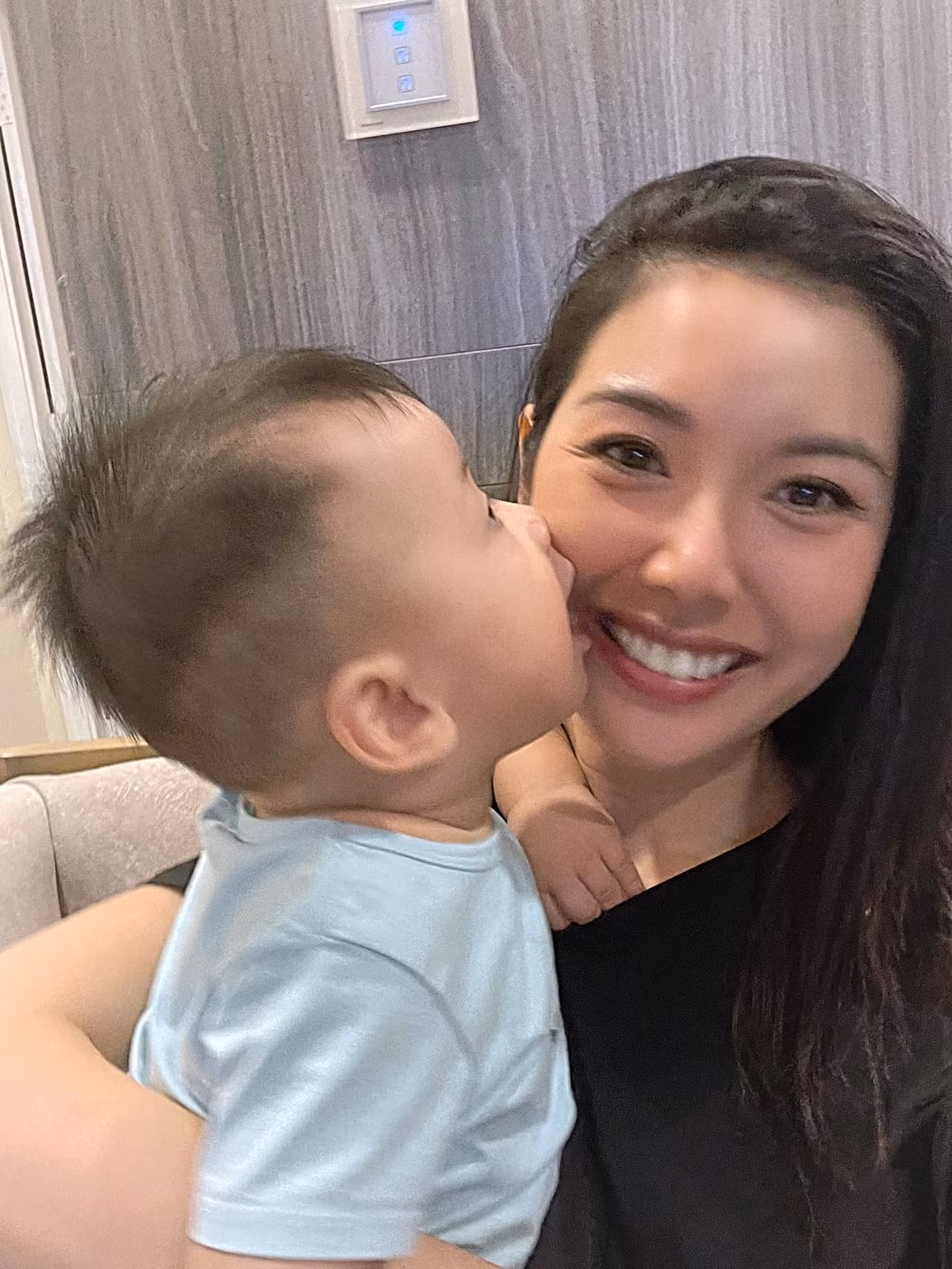 Quý tử nhà Thúy Vân quấn mẹ.