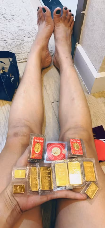 Trang Trần khoe loạt miếng vàng mới mua: "Năm nay em quyết mua thêm nhà! Đôi chân vất vả lấm lem ghẻ ngứa. Không có thành công nào không trả giá!".