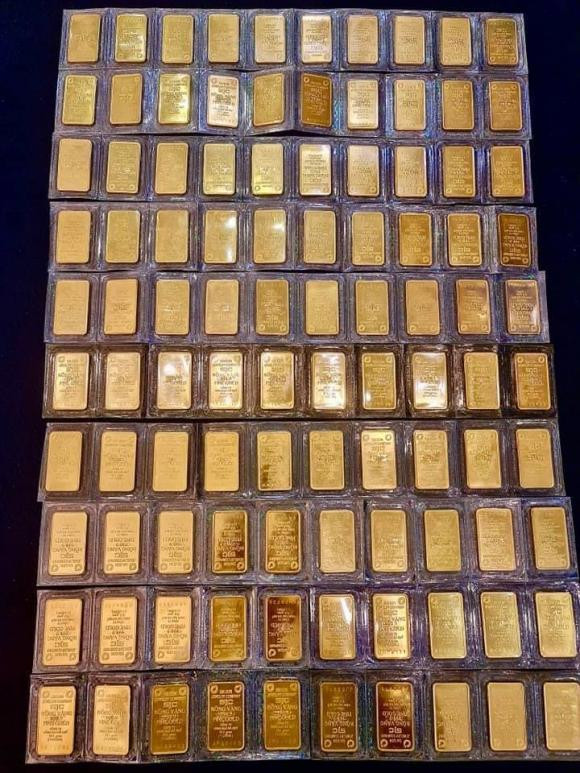 Theo tiết lộ của người đẹp thì Di Băng mua 100 cây vàng tương đương 4kg để cầu may từ rất sớm. Với số vàng này Đoàn Di Băng phải chi ra số tiền gần 6 tỷ đồng.