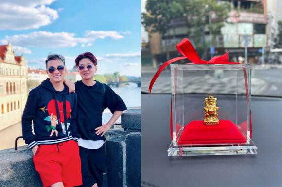 Đàm Vĩnh Hưng chúc mừng sinh nhật Vũ Hà bằng tượng vàng thần tài: "Happy birthday người bạn yêu quý của Hưng! Thương chúc Hà thật nhiều sức khoẻ, luôn bình an, luôn hạnh phúc, luôn vui vẻ, luôn trường tồn và sống mãi trong lòng nhân dân, công chúng cả nước! Năm nay sinh nhật Hà trùng với ngày thần tài! Chắc chắn là nhiều may mắn đây!".