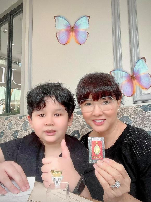 Nghệ sĩ Hương Dung là một trong những sao Việt mua vàng ngày vía Thần Tài.