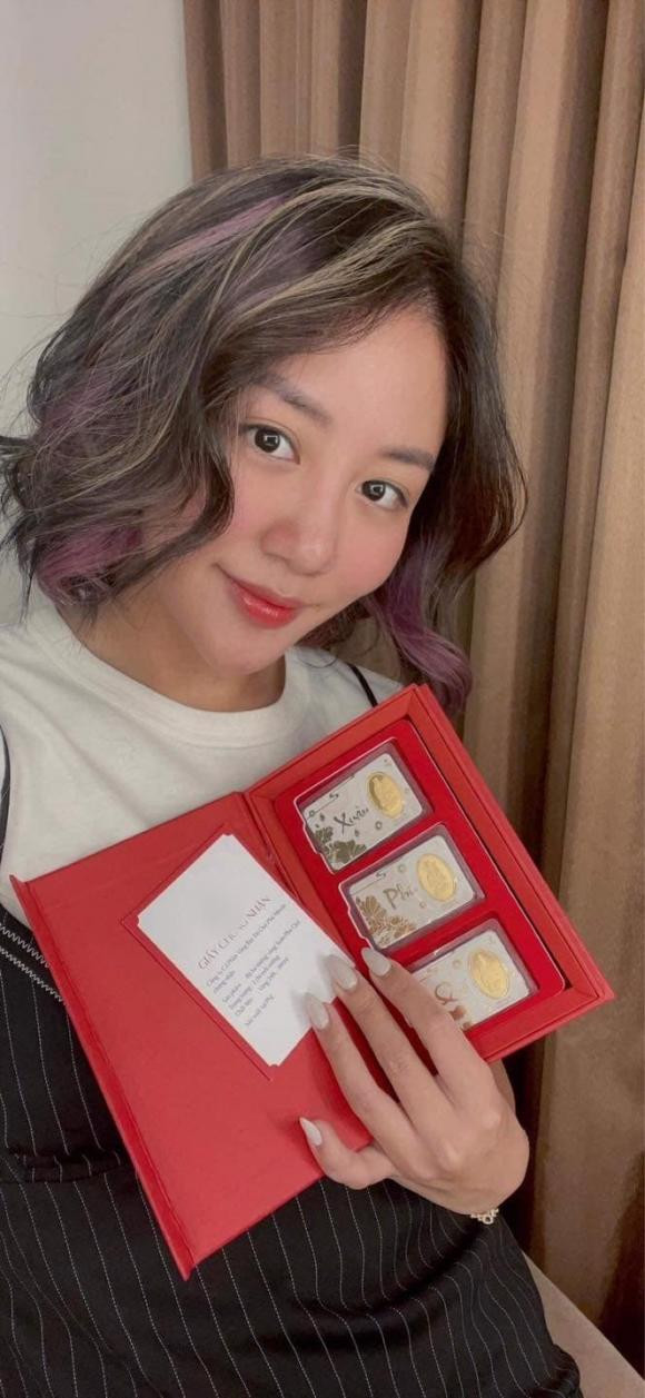 Ca sĩ Văn Mai Hương tiết lộ: "Trộm vía, dịp này ai cũng nên mua chút vàng cầu may nhé mọi người. Hương sợ đông vào ngày đó nên tranh thủ mua trước. Qua ngày mùng 6 đến mùng 10 thì đều hợp ngày để mua vàng Thần Tài. Năm mới chúc tất cả mọi người cùng phát tài nhé, nhớ phải mua chút vàng đầu năm nha".