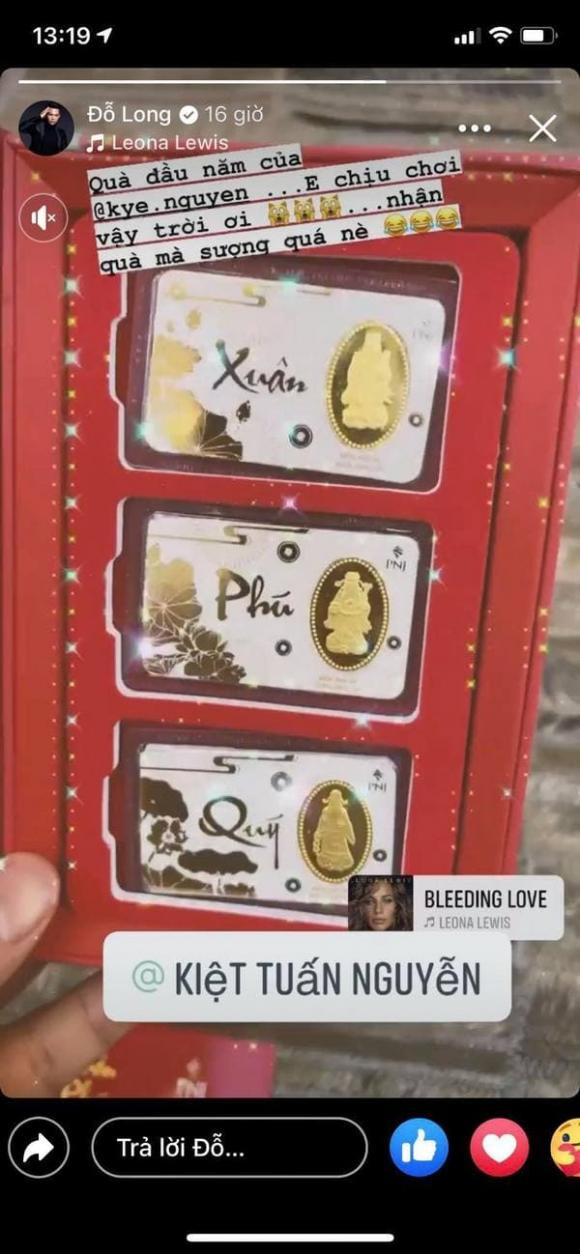 NTK Đỗ Long được stylist Kye Nguyễn tặng vàng.