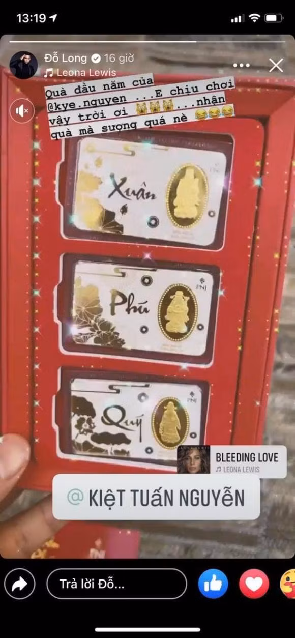 NTK Đỗ Long được stylist Kye Nguyễn tặng vàng.