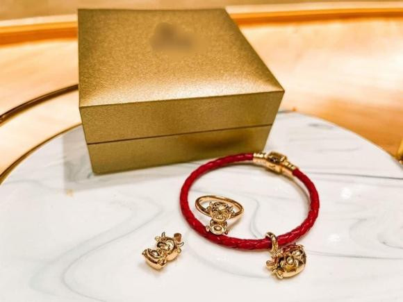 Bảo Anh chia sẻ: "Đầu năm chuẩn bị đón vía Thần Tài, mong Tài Bạch Tinh Quân phù hộ cho mọi người một năm mưa thuận gió hoà, như ý cát tường".