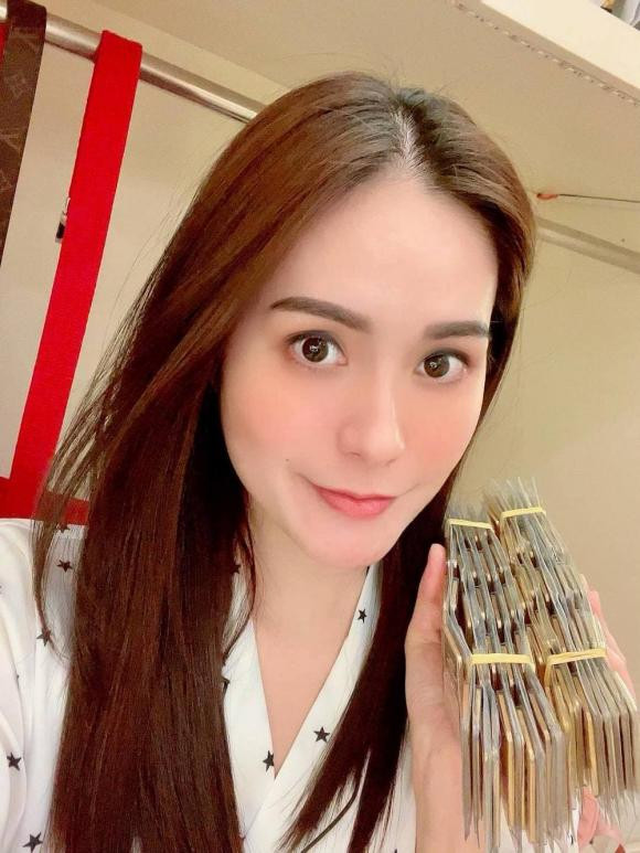 Vào ngày vía Thần Tài, Đoàn Di Băng đã khoe số vàng miếng khủng trên trang cá nhân.