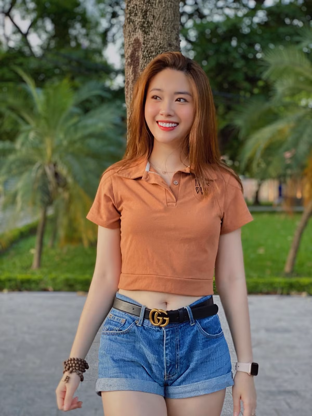 Phong cách đời thường phong cách và trẻ trung của nữ diễn viên sinh năm 1996.