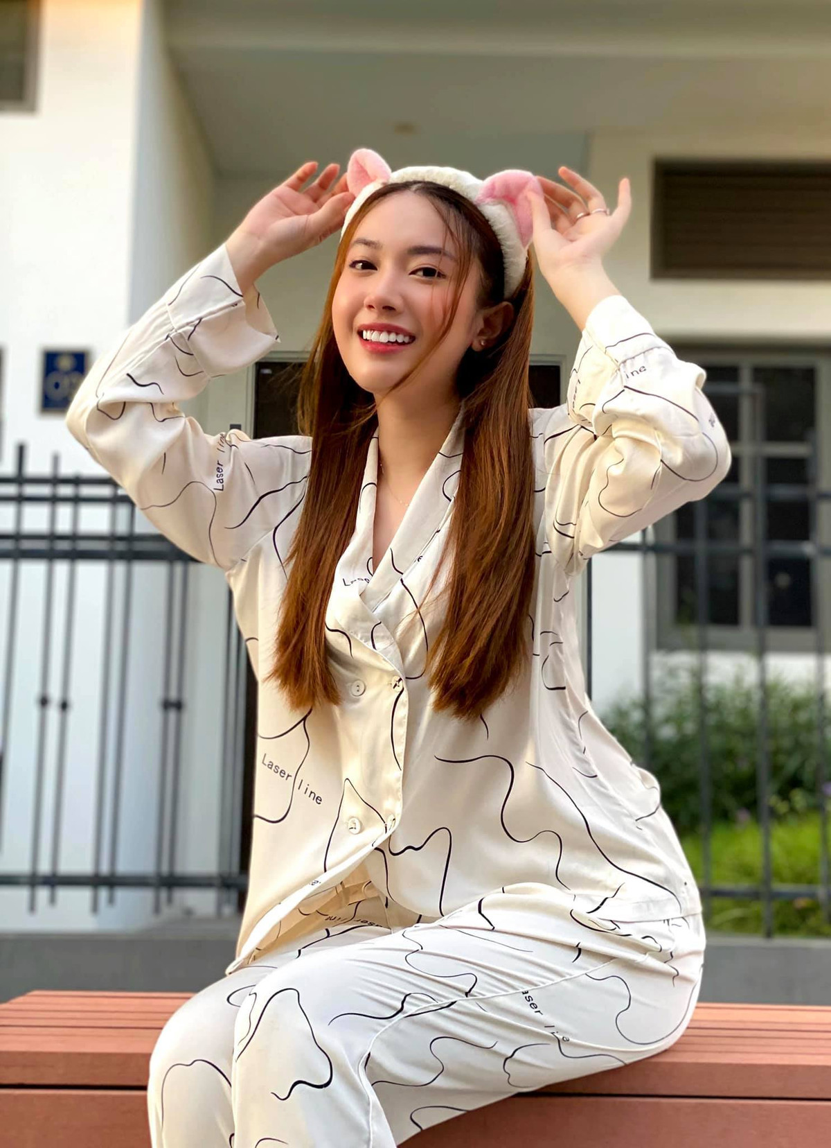 Kiều My là diễn viên nhỏ tuổi nhất tham gia phim. " Con gái" NSND Trung Hiếu chia sẻ ảnh chụp cùng đoàn trong ngày đóng máy Ngày mai bình yên hôm 16/9 vừa qua. Phim sẽ lên sóng tập cuối vào ngày 8/10 tới. 