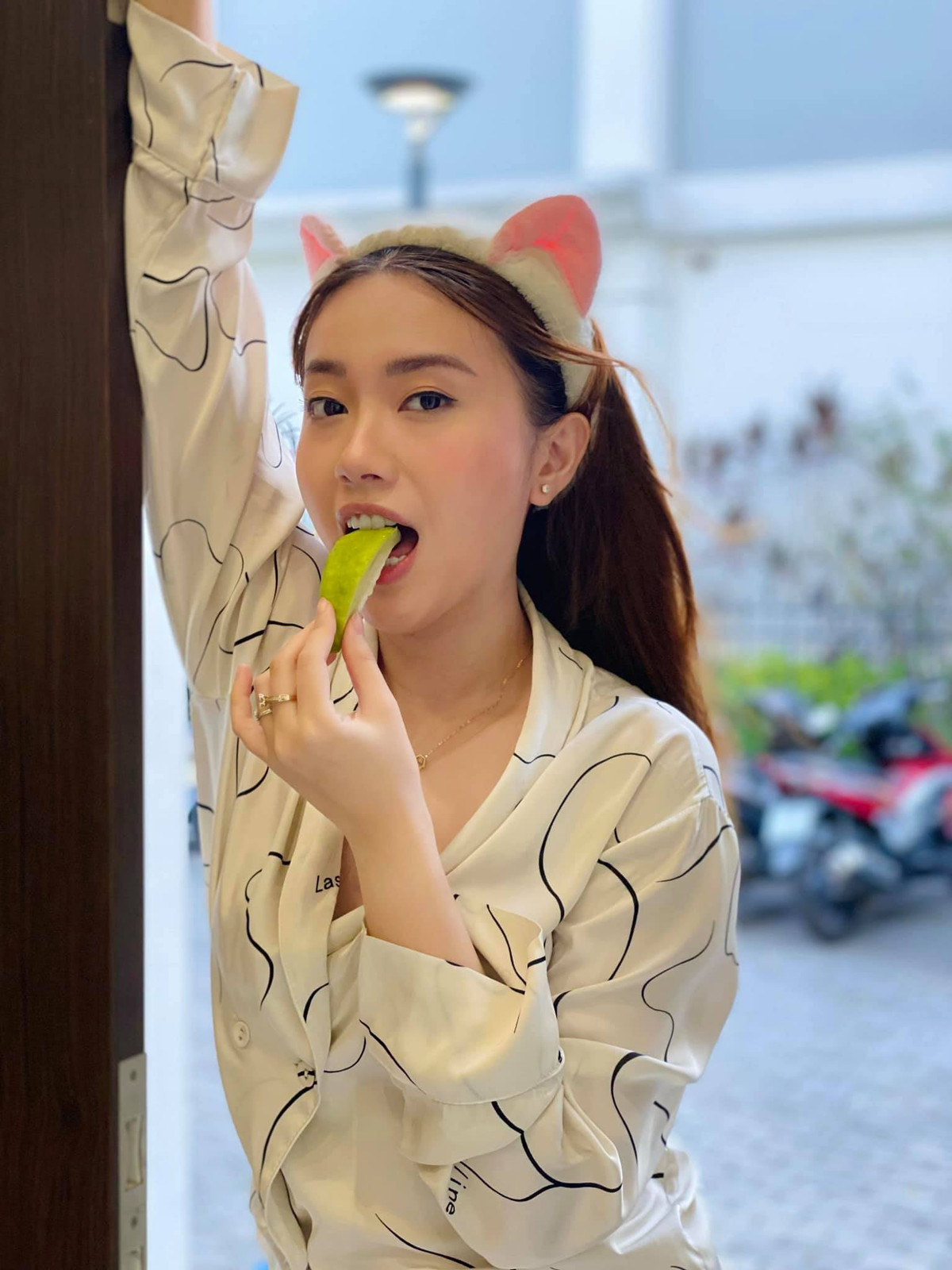 Trên phim, Mai Khôi chỉ mới 18 tuổi, đang chuẩn bị thi vào đại học nhưng thực tế ngoài đời Kiều My đã 25 tuổi. Dù vậy khán giả không nhận thấy sự chênh lệch quá lớn giữa tuổi thực của diễn viên và nhân vật chính bởi lối diễn cũng như nhan sắc, phong cách trẻ trung của Kiều My.