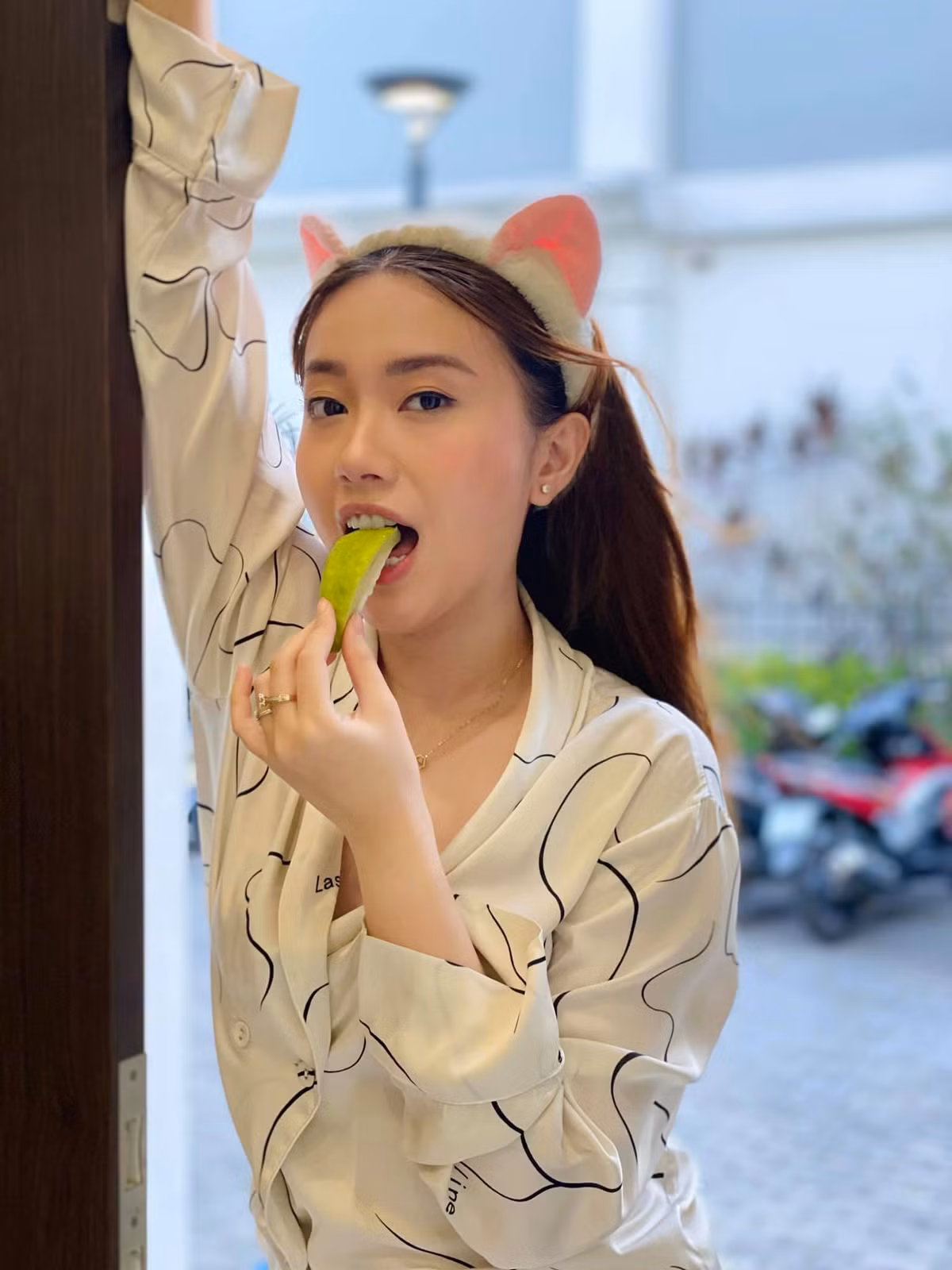 Trên phim, Mai Khôi chỉ mới 18 tuổi, đang chuẩn bị thi vào đại học nhưng thực tế ngoài đời Kiều My đã 25 tuổi. Dù vậy khán giả không nhận thấy sự chênh lệch quá lớn giữa tuổi thực của diễn viên và nhân vật chính bởi lối diễn cũng như nhan sắc, phong cách trẻ trung của Kiều My.