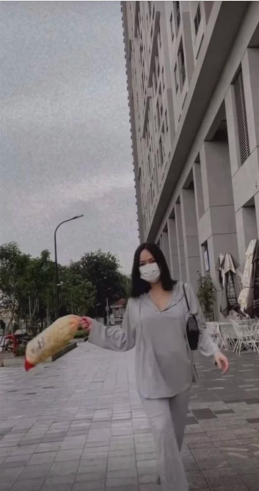 br/> Đã hơn 1 tháng kể từ khi vướng tin đồn bí mật sinh con cho bạn trai Anh Tú, mới đây, Diệu Nhi lần đầu xuất hiện khoe toàn bộ body. Người đẹp tung clip đi dạo dưới căn chung cư, có vẻ như cô vừa đi siêu thị về. Nữ diễn viên hài diện bộ đồ màu ghi xám, áo phom rộng giấu bụng nhưng vòng 1 khủng "cà tưng" theo điệu nhảy vẫn lộ rõ mồn một.