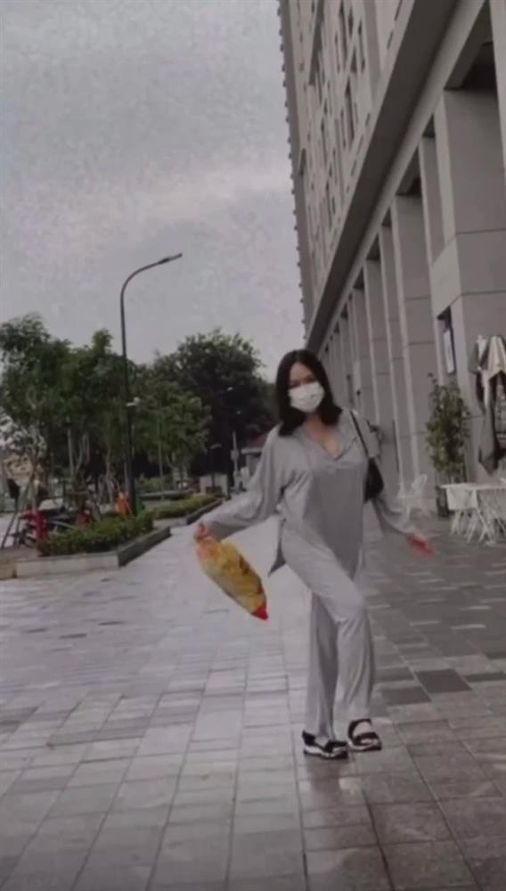 Đáy đích thì là dấu hiệu mẹ bỉm sữa rõ rệt nhất. Bạn gái Anh Tú lộ dấu hiệu tăng cân, nở nang thấy rõ vì có sữa cho con. Cô cũng khéo léo đi đôi dép sandal cài quai chắc chắn để di chuyển thay vì giày cao.