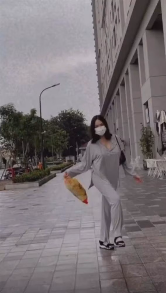 Đáy đích thì là dấu hiệu mẹ bỉm sữa rõ rệt nhất. Bạn gái Anh Tú lộ dấu hiệu tăng cân, nở nang thấy rõ vì có sữa cho con. Cô cũng khéo léo đi đôi dép sandal cài quai chắc chắn để di chuyển thay vì giày cao.