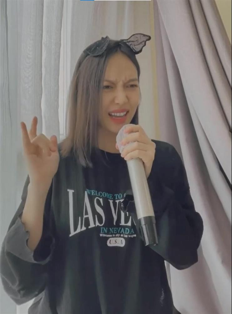 Diệu Nhi thường xuyên mặc áo rộng và chưa dám quay hình toàn thân sau sinh.