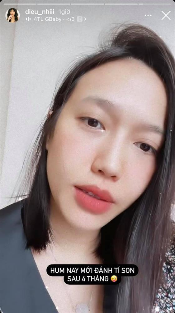 "Thánh nhây" Diệu Nhi tâm sự đã hơn 4 tháng rồi cô mới được đánh son. Đây cũng là đặc điểm được cho là dấu hiệu rõ rệt nhất khi mang bầu vì thường các mẹ bỉm sẽ tránh make-up ảnh hưởng đến em né.