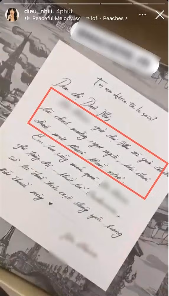 Trước đó, Diệu Nhi đã khoe nhận được 1 món quà với bức thiệp: "Gửi chị Nhi và gia đình lời chúc mừng ngọt ngào khi đón chào một thiên thần nhỏ" càng khiến cõi mang thêm phần khẳng định thông tin cô bầu bí sinh con là thật.