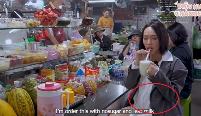 Diệu Nhi từng để lộ bụng bầu vượt mặt. Mặc dù đã mặc đồ rộng nhưng cô vẫn lộ rõ bụng lùm lùm trong clip đi ăn uống tại chợ Bà Chiểu.