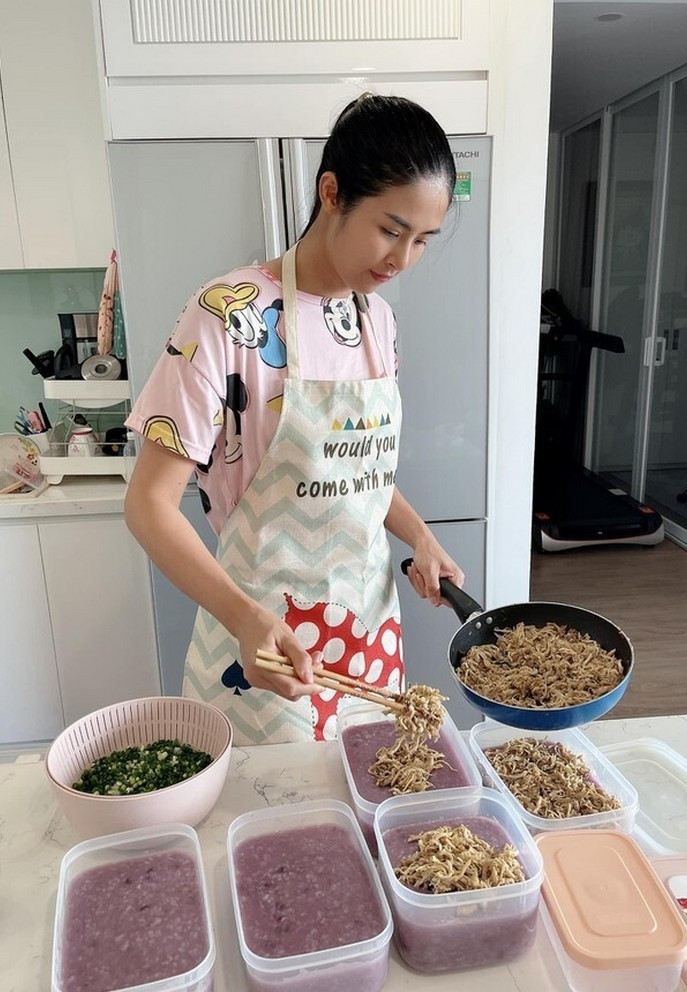 Hoa hậu Ngọc Hân vào bếp nấu món canh khoai cho cả gia đình.