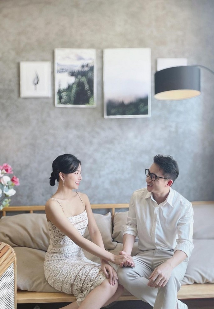 Ca sĩ Phan Mạnh Quỳnh chia sẻ vì đăng ảnh cầu hôn vào ngày 1/4 nên mãi đến giờ vẫn chưa thể tổ chức hôn lễ.