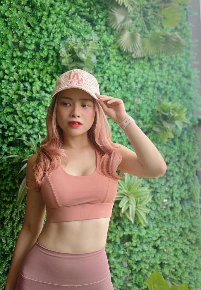 Dương Hoàng Yến tập thể dục tại nhà vẫn tranh thủ chụp ảnh đăng facebook.