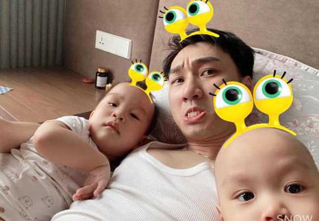 MC Thành Trung trở thành "ông bố bỉm sữa" khi thay vợ chăm con trong những ngày nghỉ dịch.