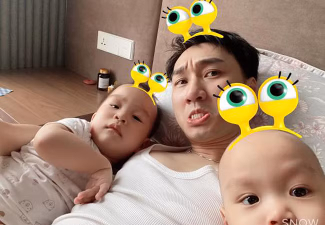 MC Thành Trung trở thành "ông bố bỉm sữa" khi thay vợ chăm con trong những ngày nghỉ dịch.