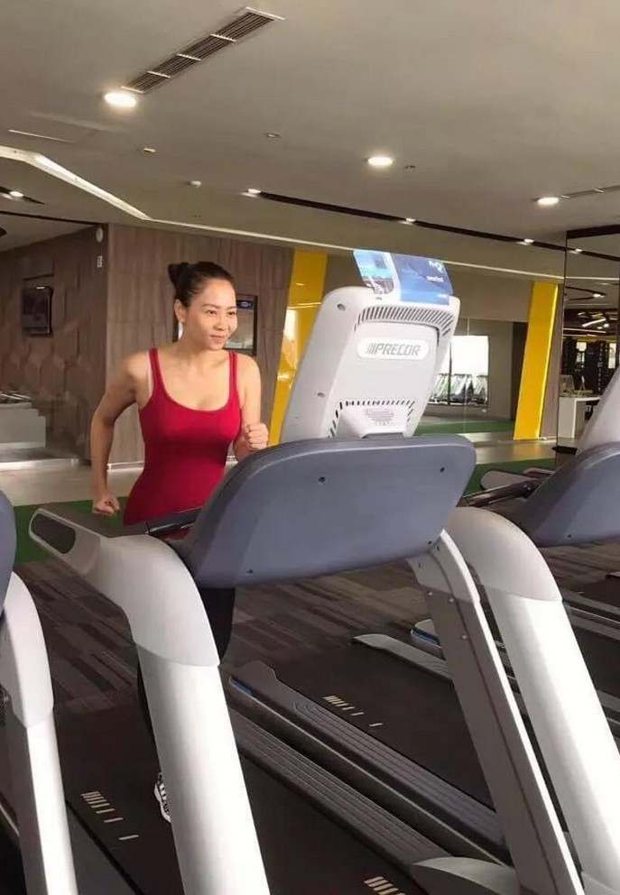  Thu Minh chăm chỉ tập gym, các bài thể dục erobic kết hợp chạy bộ để có thân hình thon gọn, săn chắc. Ở tuổi 43, nữ ca sĩ được khen ngợi trẻ trung nhờ chế độ ăn uống, tập luyện khoa học.