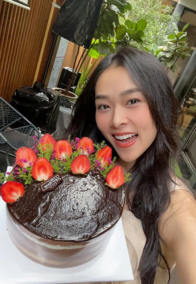 Diệp Bảo Ngọc đón tuổi 28. Nữ diễn viên vui mừng vì Sài Gòn giãn cách nhưng vẫn nhận được bánh kem từ bạn thân gửi tặng.