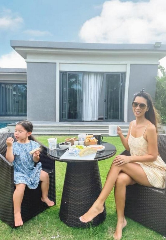 Siêu mẫu Hà Anh kẹt lại khu nghỉ dưỡng thời gian qua. Cô cùng con gái tranh thủ thực hiện những bộ ảnh "sống ảo".