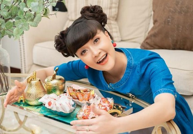 Vân Dung đăng ảnh tươi vui chúc khán giả đầu tháng mới rực rỡ, bình an.