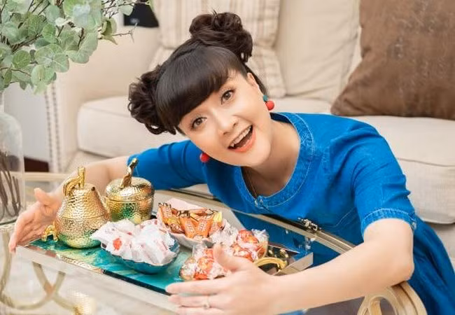 Vân Dung đăng ảnh tươi vui chúc khán giả đầu tháng mới rực rỡ, bình an.