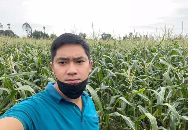 Minh Luân cảm giác bình yên khi ngắm cảnh vườn nhà. Nam diễn viên bị kẹt lại gần 3 tháng tại quê Đồng Tháp vì dịch.