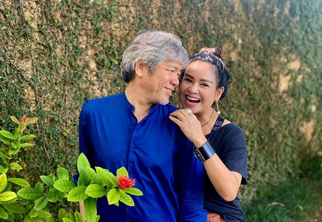 Sao Việt hôm nay 9/8: Diva Thanh Lam e ấp sau vai bác sĩ Tiến Hùng.