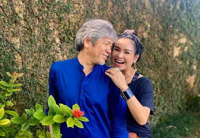 Sao Việt hôm nay 9/8: Diva Thanh Lam e ấp sau vai bác sĩ Tiến Hùng.