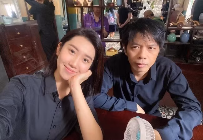 Thúy Ngân cùng đàn anh Thái Hòa selfie kỷ niệm trên phim trường. Cả hai đang được yêu thích với vai diễn trong 'Cây táo nở hoa'.