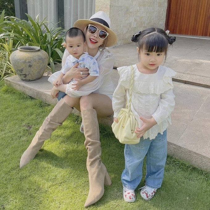 Diệp Lâm Anh vui vẻ bên hai thiên thần nhỏ. Cô xem đây là niềm hạnh phúc lớn nhất đời mình hiện tại.