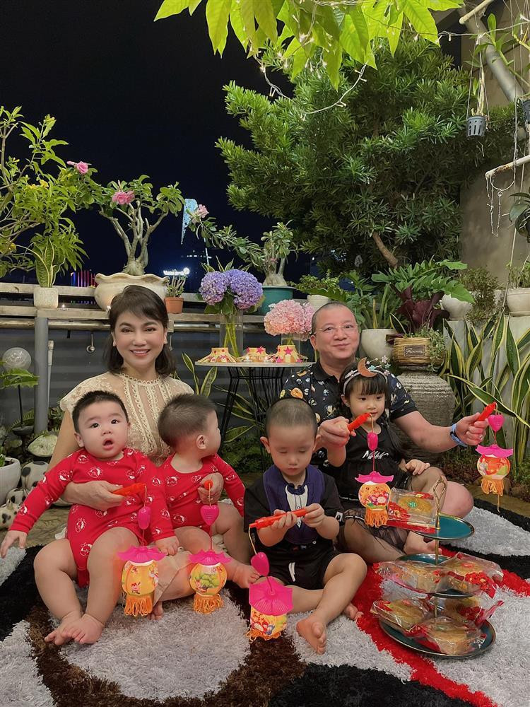 ố mẹ chồng Diệp Lâm Anh bên các cháu. 2 nhóc tỳ bên phải là con của chân dài.